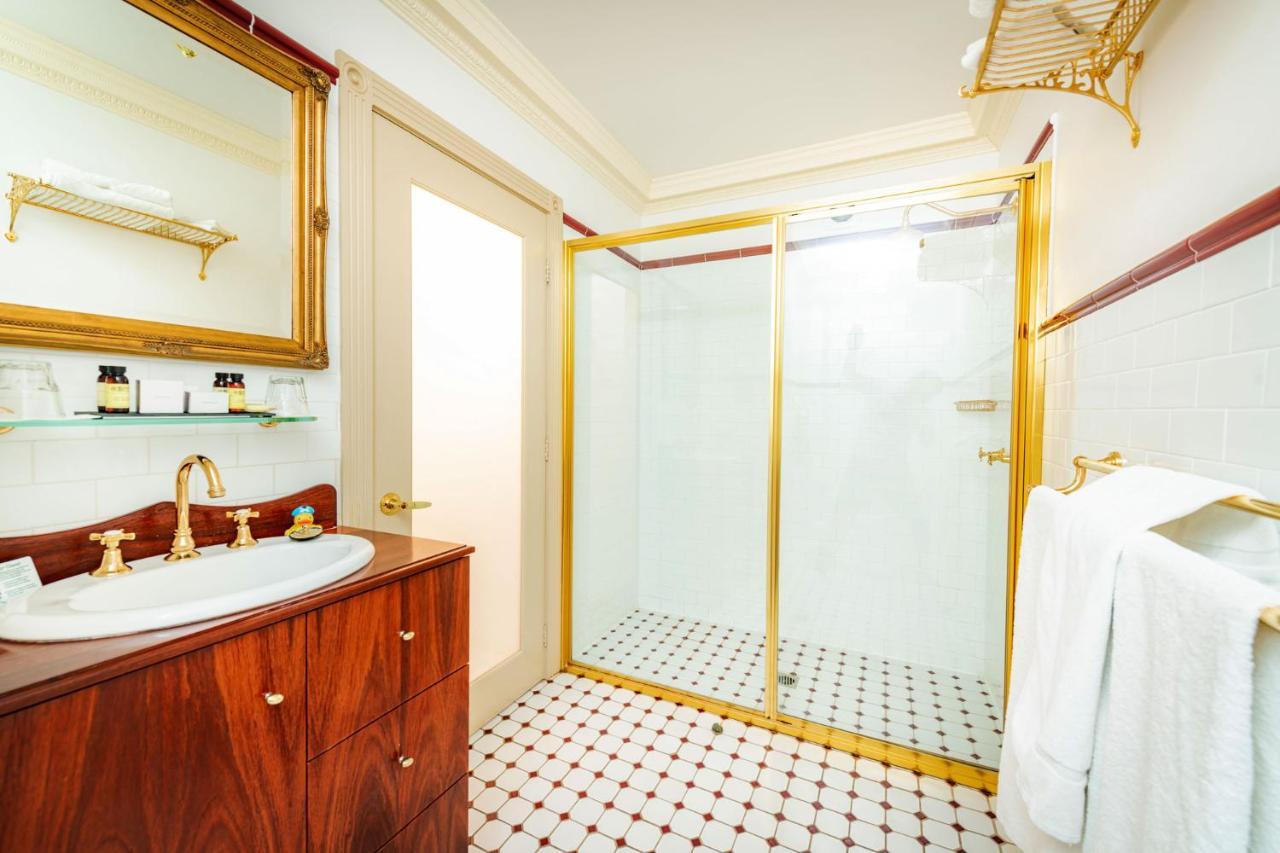 Junior Queen Room - Shower Only